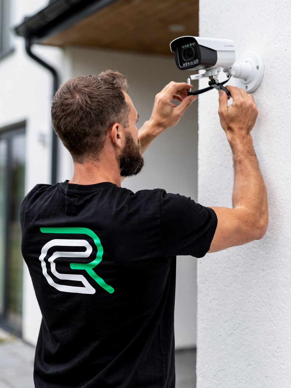 freepik__a-caucasian-male-technician-with-a-short-beard-and__66807